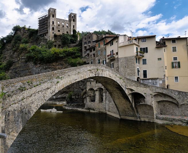 735px-dolceacqua_bridge2bcastle