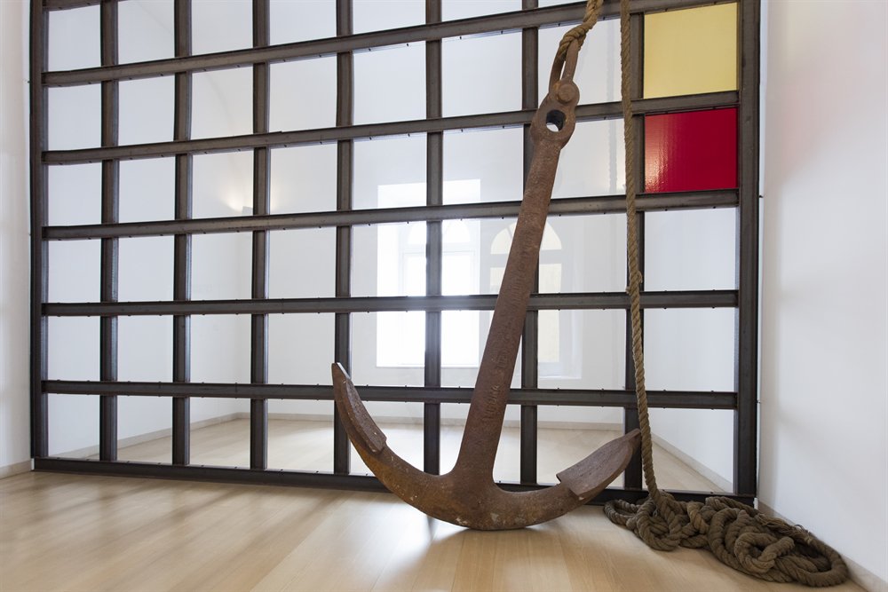 Jannis Kounellis, Senza titolo (2005) vetrata, àncora di ferro e corda. Napoli, MADRE, Museo D’Arte Contemporanea Donnaregina